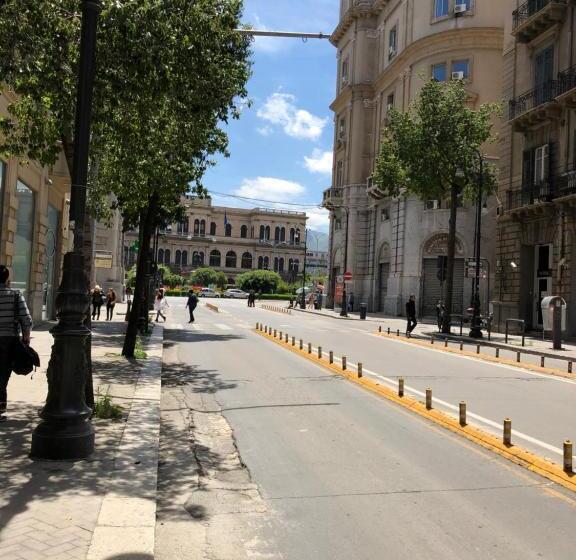 تختخواب و صبحانه Liberty Palace