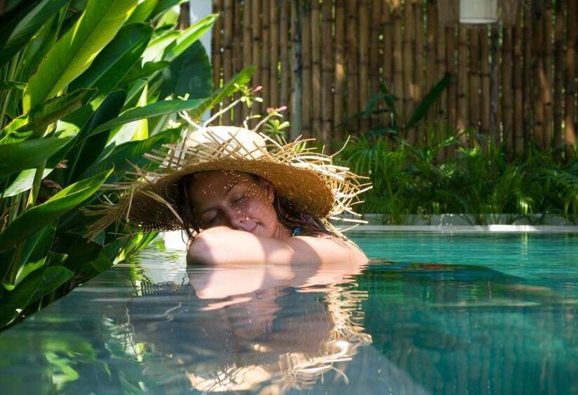 تختخواب و صبحانه The Mandana Villa Gili Air