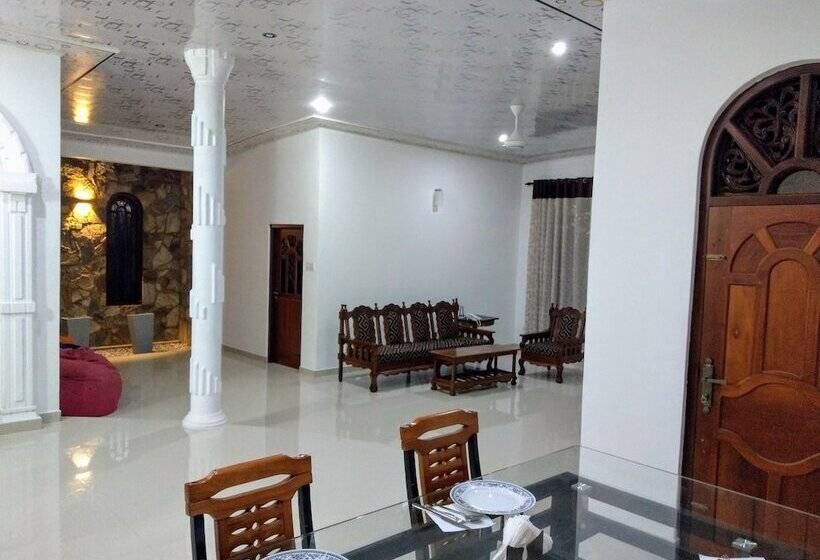 פונדק The Kaktus House At Airport