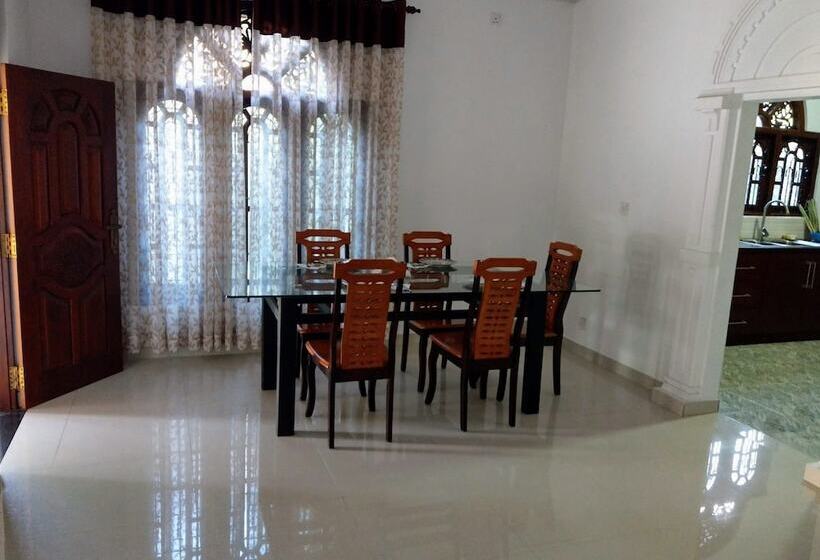 פונדק The Kaktus House At Airport