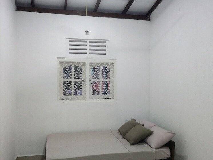 פונדק The Kaktus House At Airport