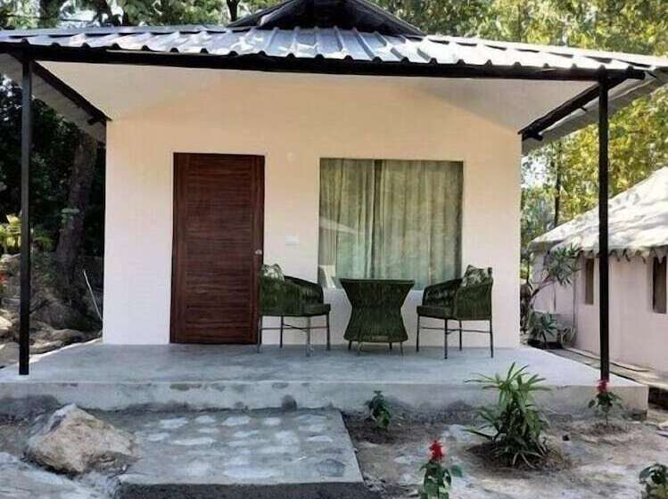 هتل Dev Bhoomi Farms & Cottages