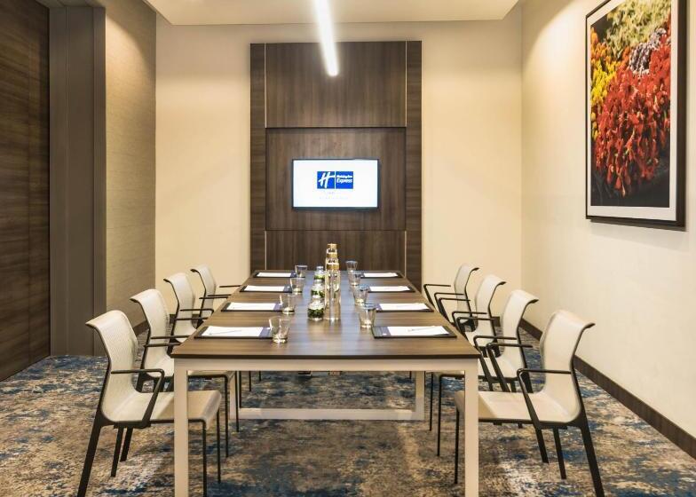 Отель Holiday Inn Express Kolkata Airport, An Ihg