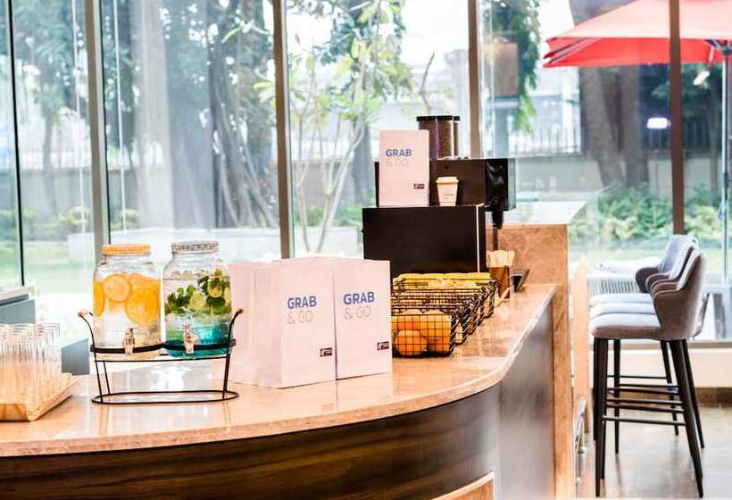 Отель Holiday Inn Express Kolkata Airport, An Ihg