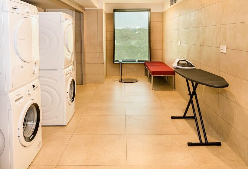 Отель Holiday Inn Express Kolkata Airport, An Ihg