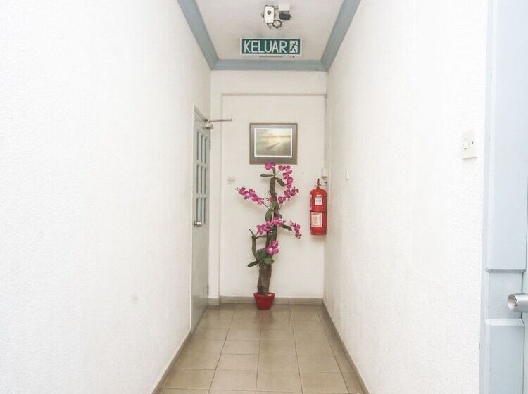 Отель Lutana By Oyo Rooms