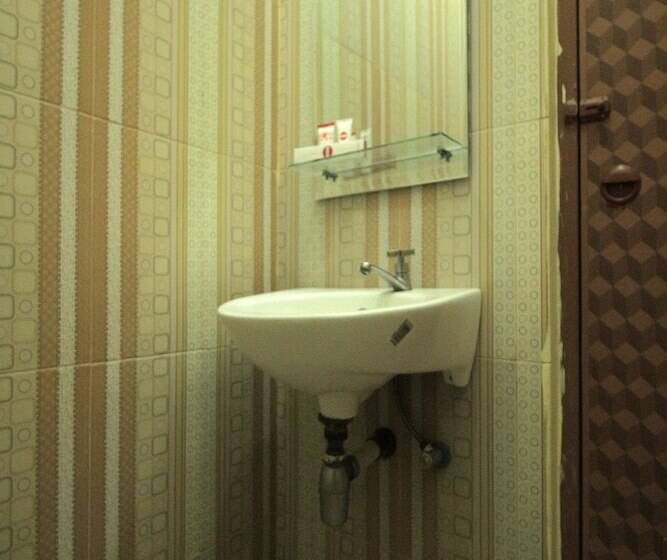 Отель Reddoorz At Andalas Asri