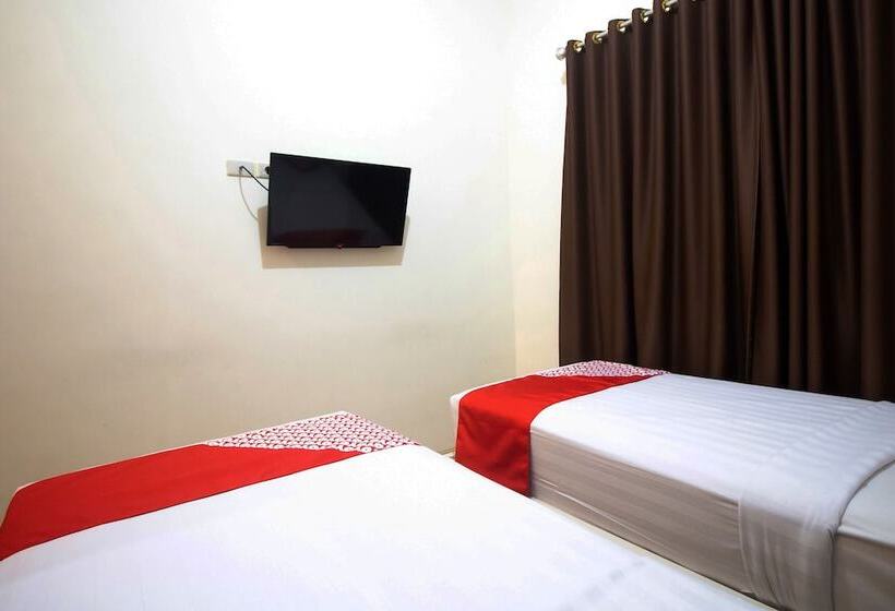 Отель Reddoorz At Andalas Asri