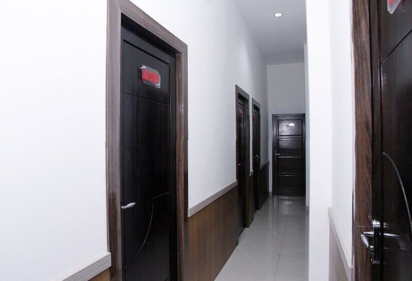 R Four Hotel By Oyo Rooms