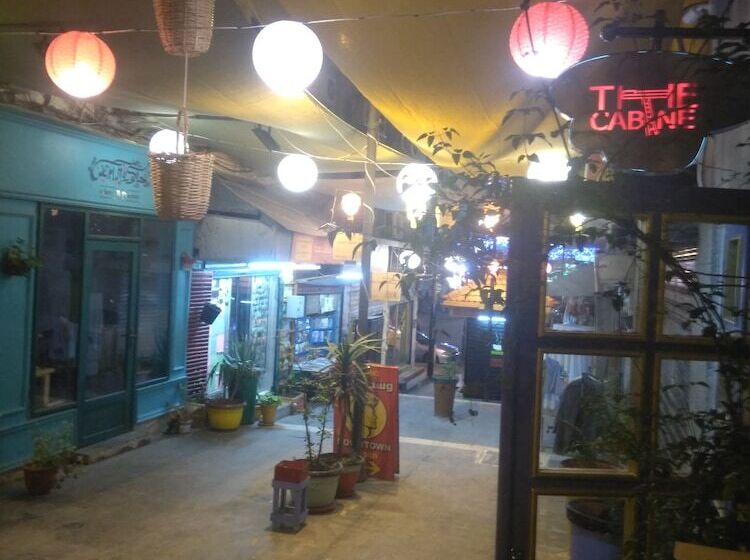 هاستل The Cabin