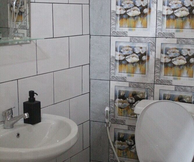 هاستل The Cabin