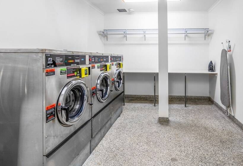 旅馆 The Village Cairns