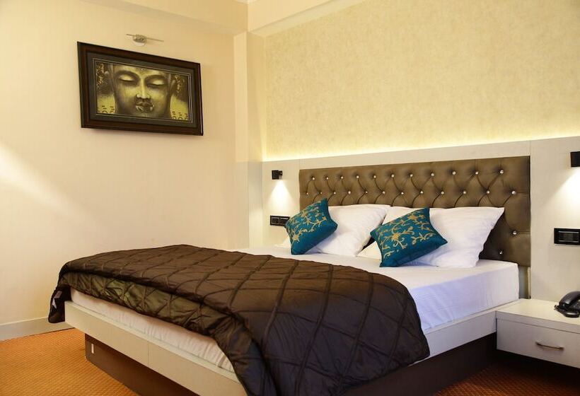 هتل Aangan Regency