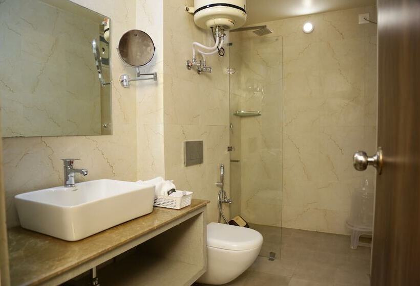 هتل Aangan Regency