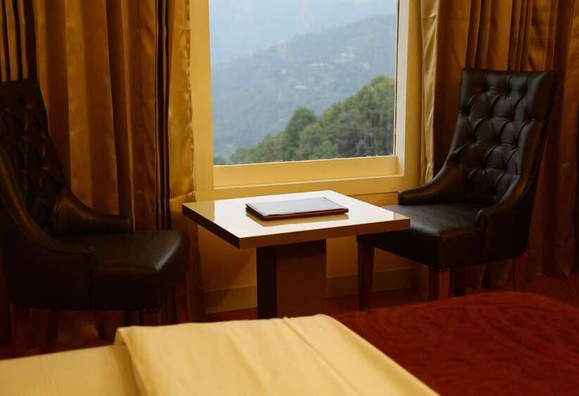 هتل Aangan Regency