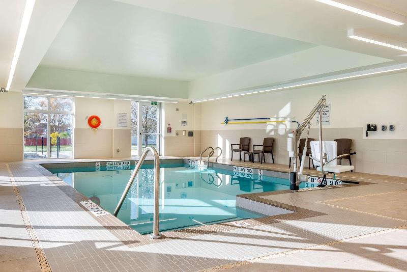 Отель Comfort Inn & Suites