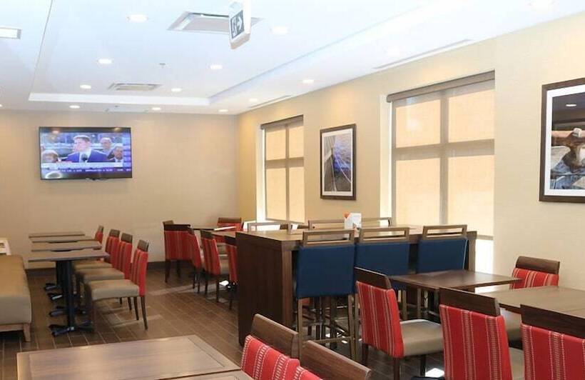 Отель Comfort Inn & Suites