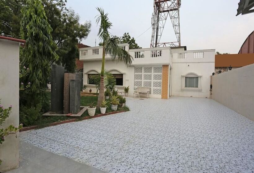 هتل Crown Courtyard By Naavagat