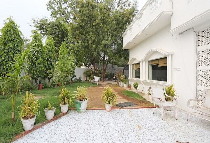 هتل Crown Courtyard By Naavagat