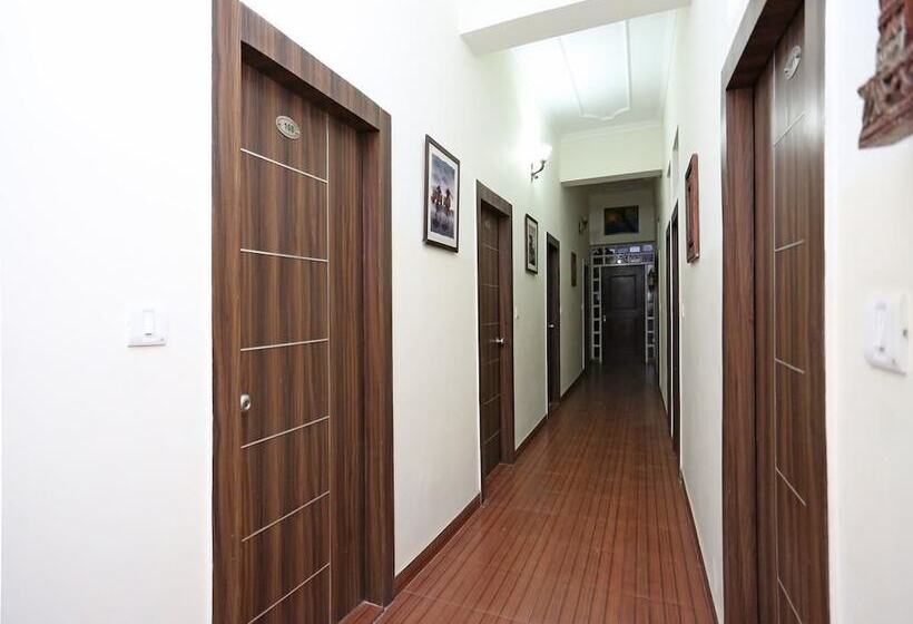 هتل Crown Courtyard By Naavagat