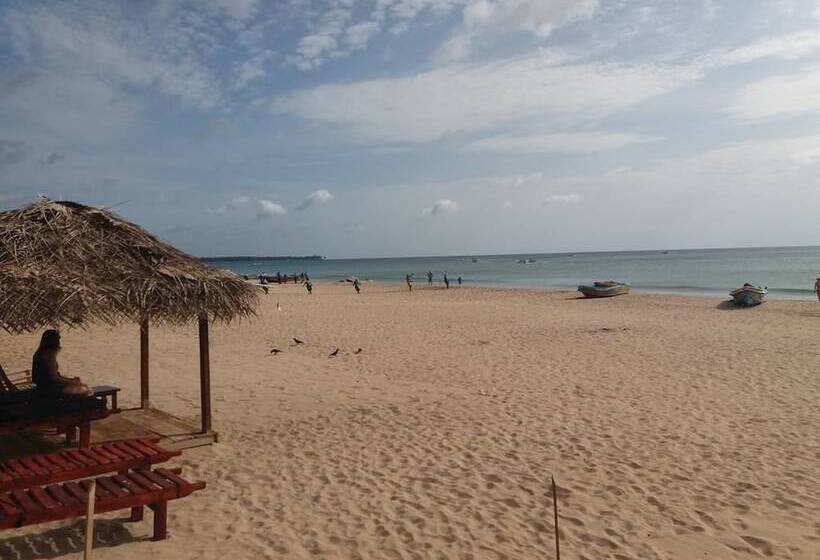 Отель East Royal Holiday Inn