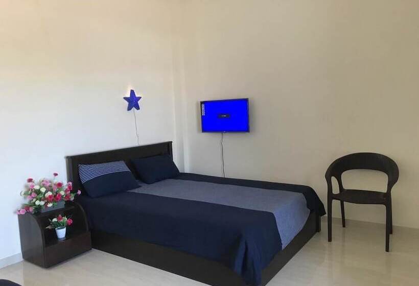 Отель East Royal Holiday Inn