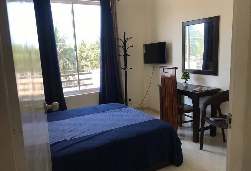 Отель East Royal Holiday Inn