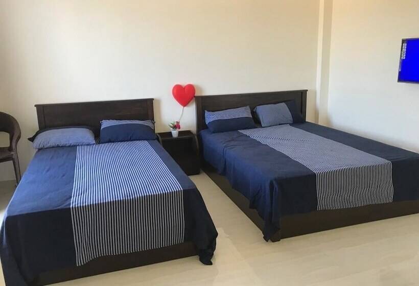 Отель East Royal Holiday Inn