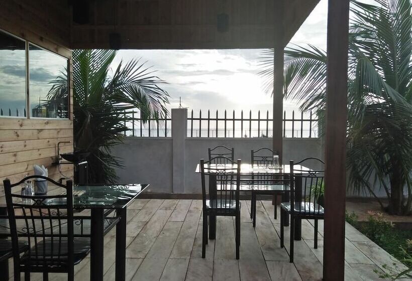 Отель East Royal Holiday Inn