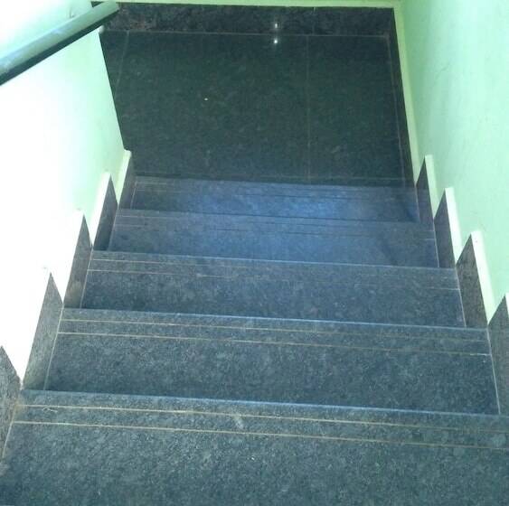 בית מלון כפרי Iroomz Aditya Residency