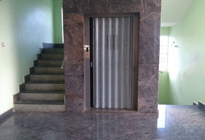 בית מלון כפרי Iroomz Aditya Residency