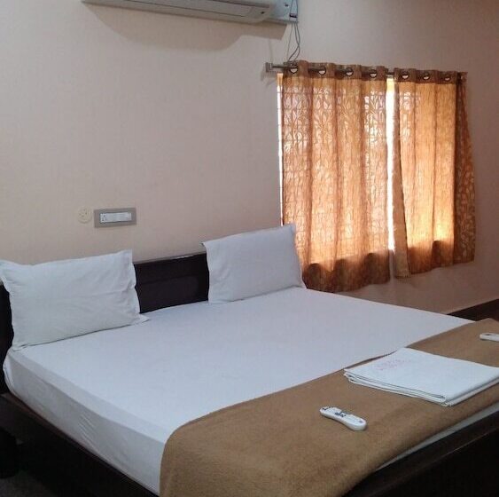 בית מלון כפרי Iroomz Aditya Residency