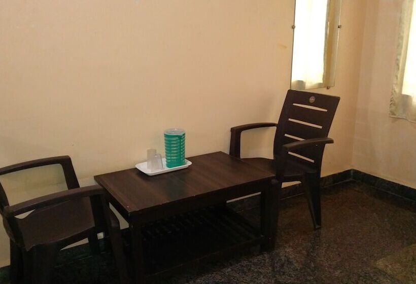 בית מלון כפרי Iroomz Aditya Residency