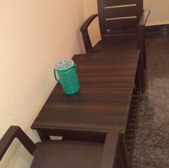 בית מלון כפרי Iroomz Aditya Residency