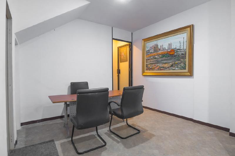 Отель Reddoorz Near Itc Mangga Dua