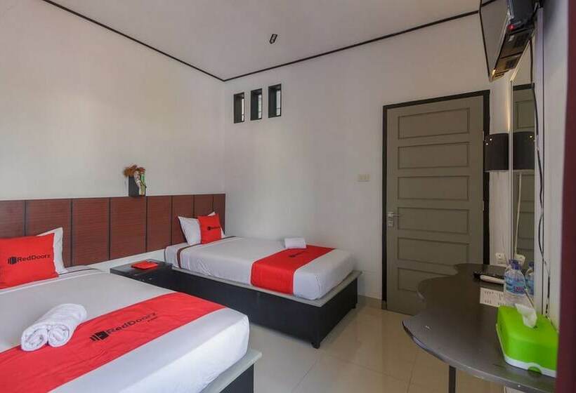 Отель Reddoorz Near Jalan Sudirman Padang