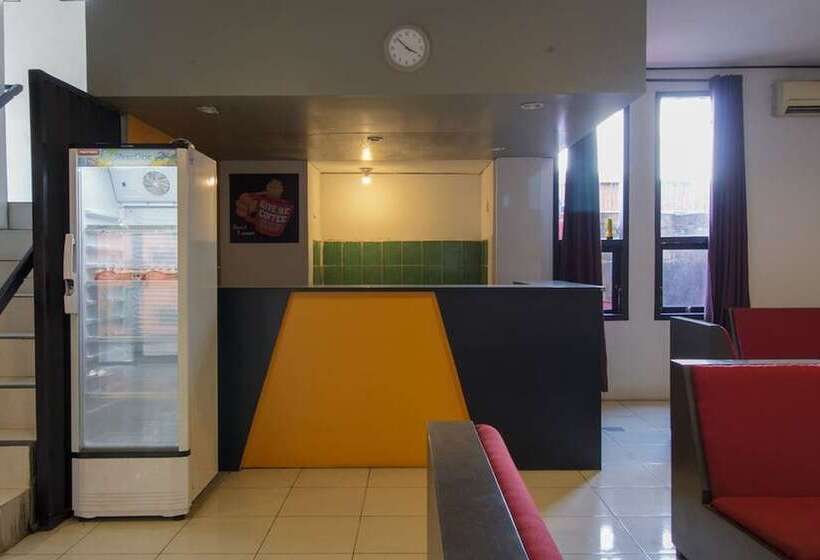 Отель Reddoorz Near Jalan Sudirman Padang