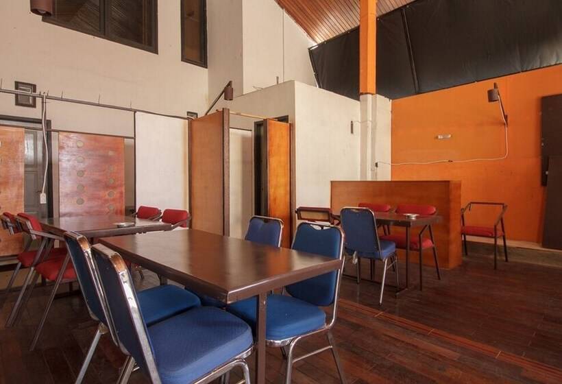 Отель Reddoorz Near Jalan Sudirman Padang