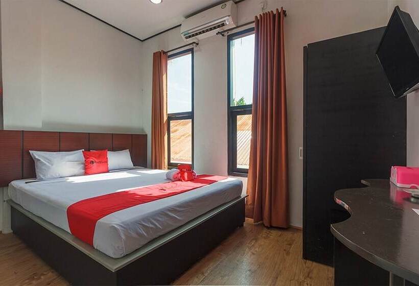 Отель Reddoorz Near Jalan Sudirman Padang