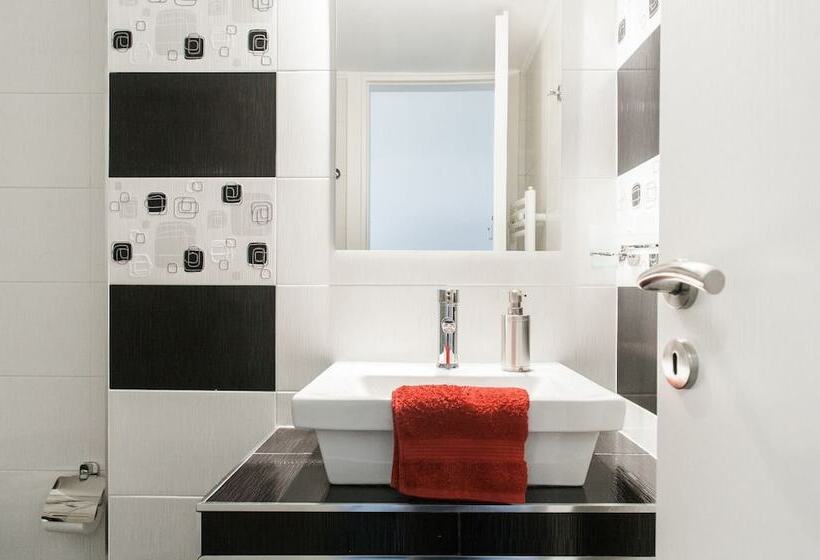 Nicholas Point Apartments And Rooms