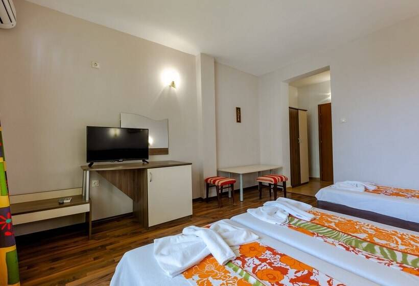 פנסיון Family Triple Room In Dafinka Guest House