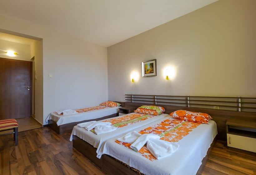 פנסיון Family Triple Room In Dafinka Guest House