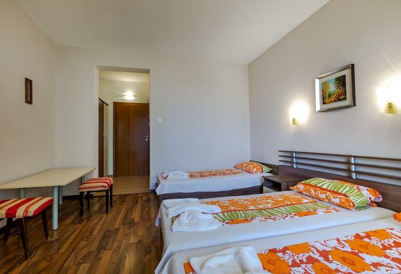 پانسیون Family Triple Room In Dafinka Guest House