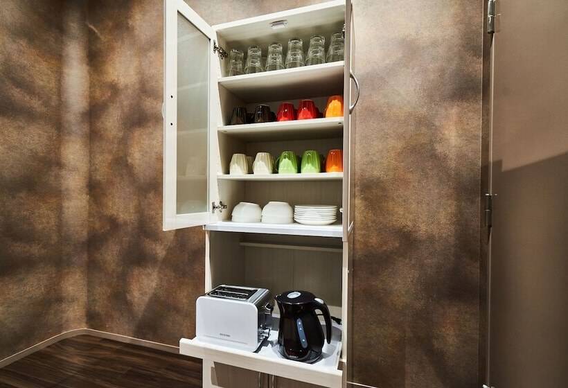 &and Hostel Hommachi East