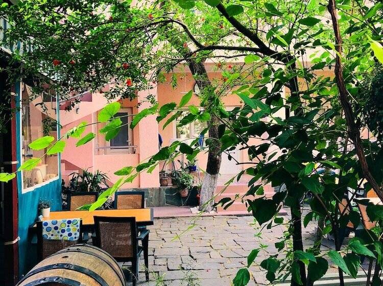 تختخواب و صبحانه Abrikos