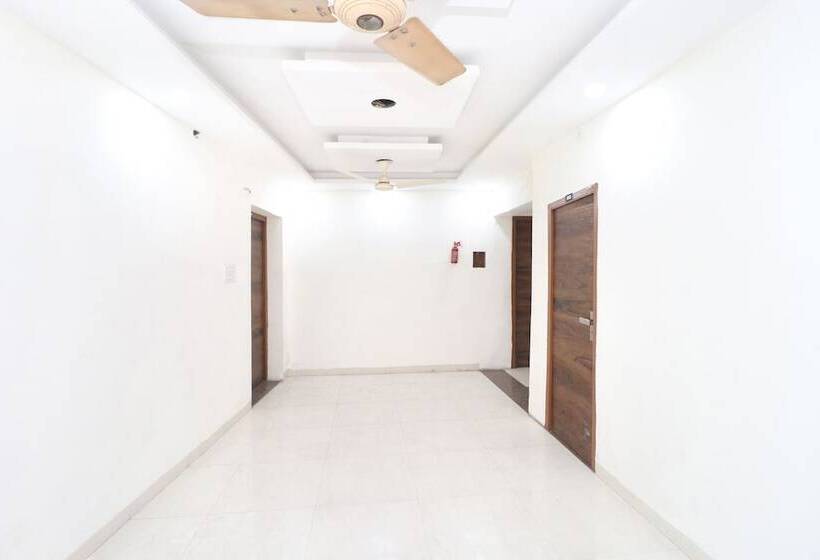 ホテル A One Home Stay By Oyo Rooms