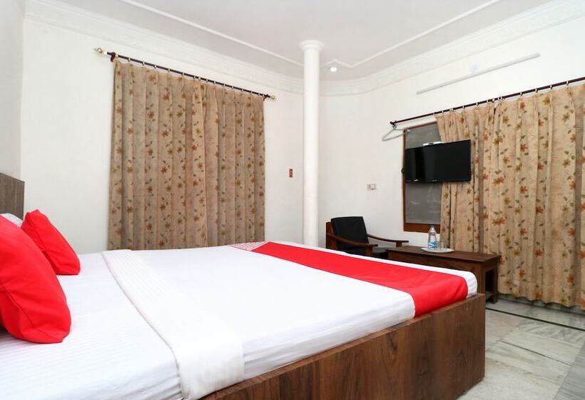 ホテル A One Home Stay By Oyo Rooms