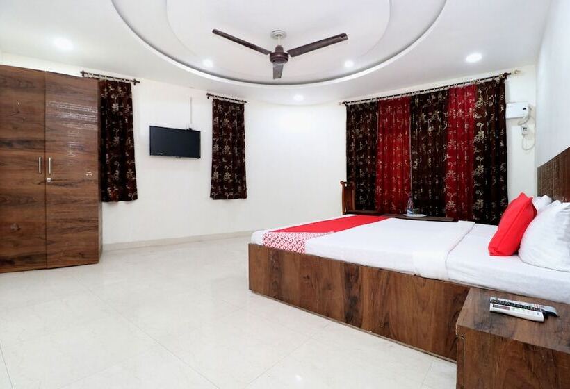 ホテル A One Home Stay By Oyo Rooms