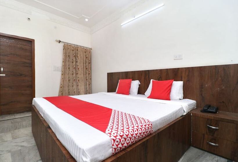 ホテル A One Home Stay By Oyo Rooms