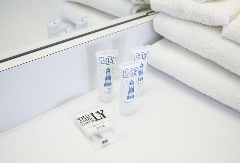 בית מלון כפרי Bowmanville Marina Inn & Suites